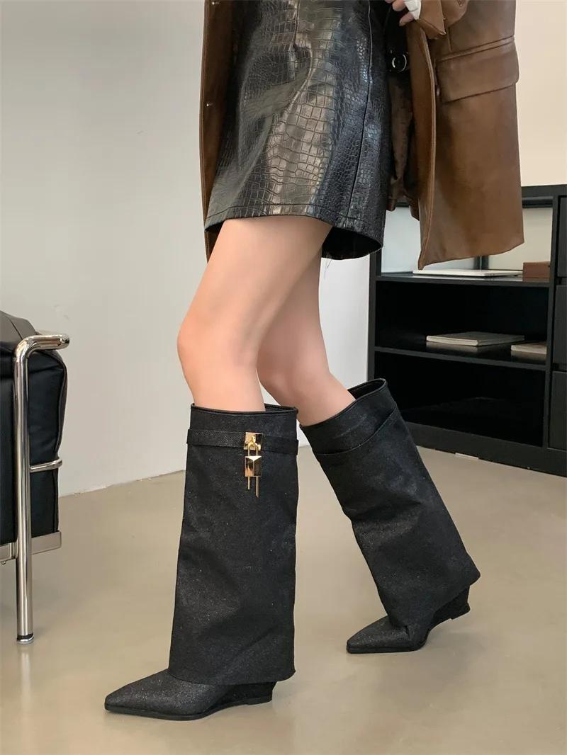 Роскошные сапоги до колена, женские зимние сексуальные остроносые танкетки, модные блестящие сапоги с металлической пряжкой для женщин 39
Роскошные сапоги до колена, женские зимние сексуальные остроносые танкетки, модные блестящие сапоги с металлической пряжкой для женщин 39