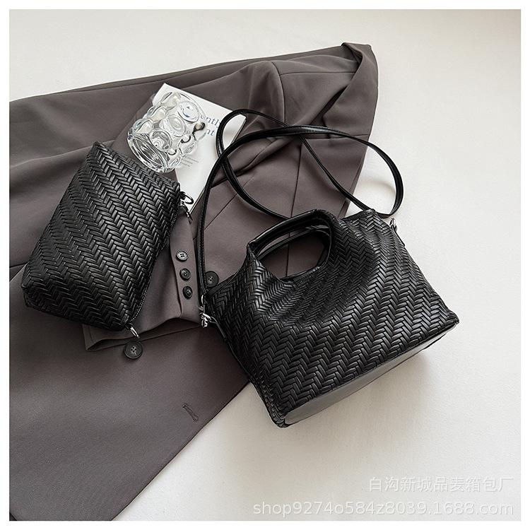 Bag women s new 2025 fashion woven popular commuter tote bag simple niche light luxury large-capacity messenger bag чёрный
Bag women s new 2025 fashion woven popular commuter tote bag simple niche light luxury large-capacity messenger bag чёрный