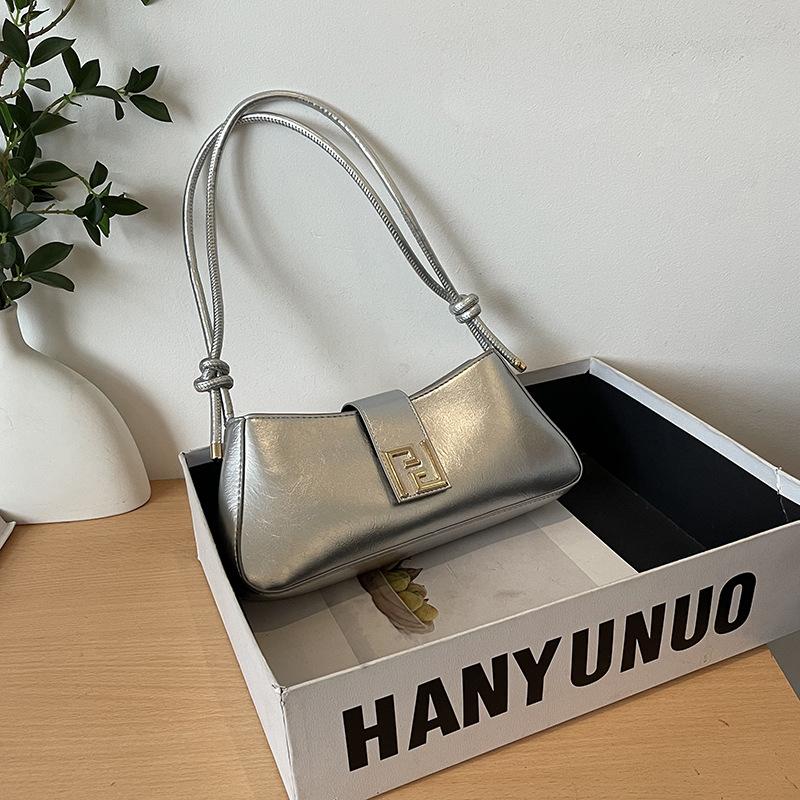 Французская простая сумка-багет подмышкой женская трансграничная модная универсальная сумка элегантная сумка-мессенджер через плечо серебряный
Французская простая сумка-багет подмышкой женская трансграничная модная универсальная сумка элегантная сумка-мессенджер через плечо серебряный