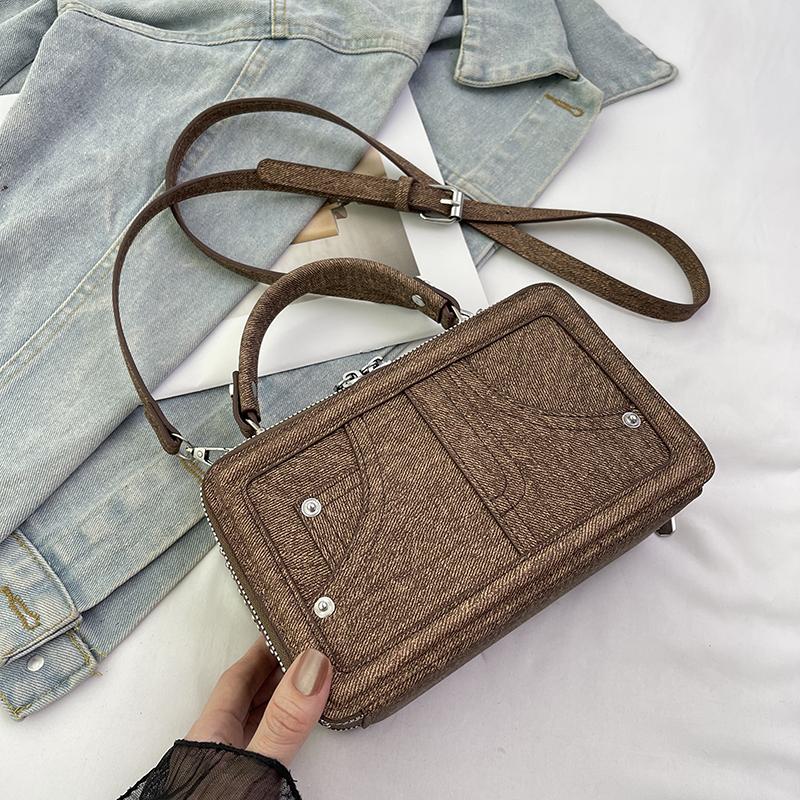 Джинсовые дизайнерские сумки с верхней ручкой для женщин Мини-квадратная сумка-мессенджер с заклепками Сумка через плечо Роскошная дизайнерская сумка 12x19x9cm коричневый
Джинсовые дизайнерские сумки с верхней ручкой для женщин Мини-квадратная сумка-мессенджер с заклепками Сумка через плечо Роскошная дизайнерская сумка 12x19x9cm коричневый