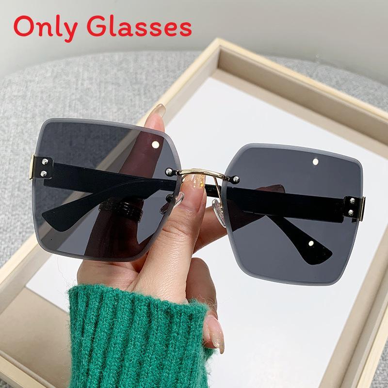Fall 2024 Fashion Eyewear Black Frame Geometric Sunshade For Casual And Party Use BlackFootGrey
Fall 2024 Fashion Eyewear Black Frame Geometric Sunshade For Casual And Party Use BlackFootGrey