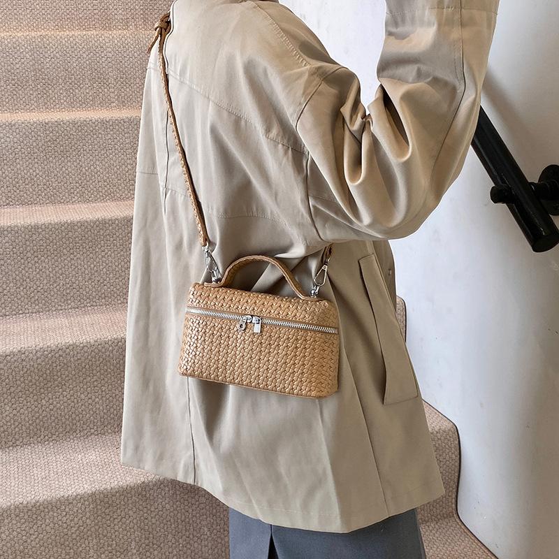 Простая повседневная сумка подмышку женская корейская версия ins трендовая ретро высококлассная маленькая квадратная сумка 2025 зима на плечо женская сумка 21.5*7*14 хаки
Простая повседневная сумка подмышку женская корейская версия ins трендовая ретро высококлассная маленькая квадратная сумка 2025 зима на плечо женская сумка 21.5*7*14 хаки