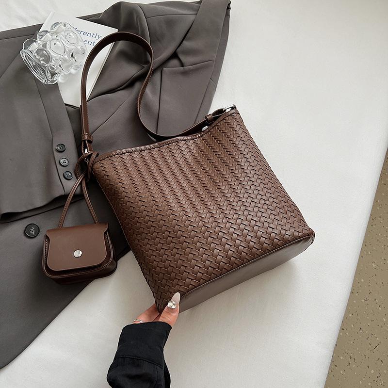Bucket bag women s 2025 summer new woven bag commuting high value simple fashion shoulder large bag women
Bucket bag women s 2025 summer new woven bag commuting high value simple fashion shoulder large bag women