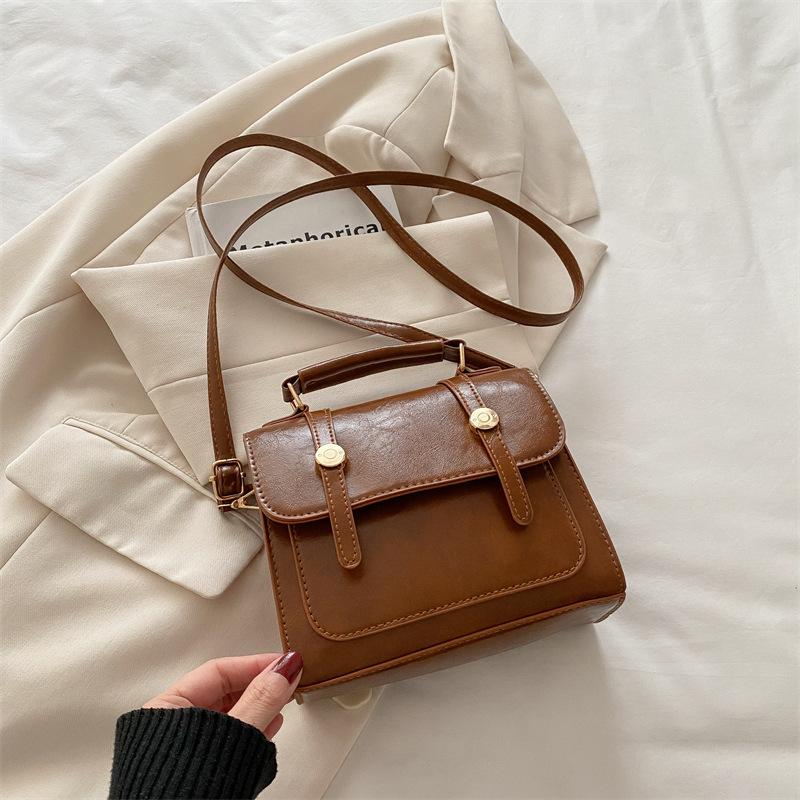 2025 новая модная сумка-мессенджер высокого класса в стиле ретро, британская женская сумка в студенческом стиле, модная универсальная портативная маленькая квадратная сумка коричневый
2025 новая модная сумка-мессенджер высокого класса в стиле ретро, британская женская сумка в студенческом стиле, модная универсальная портативная маленькая квадратная сумка коричневый