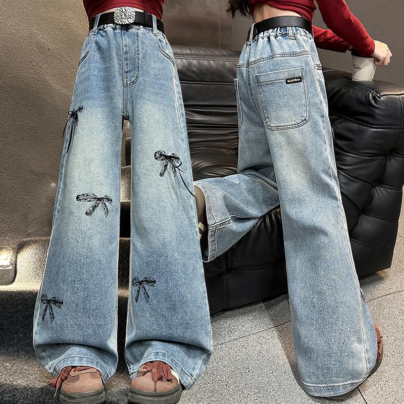 Girls Wide-Leg Denim Jeans with Bow - Spring/Autumn 2025 Fashion 130 cm джинсовий синього кольору
Girls Wide-Leg Denim Jeans with Bow - Spring/Autumn 2025 Fashion 130 cm джинсовий синього кольору