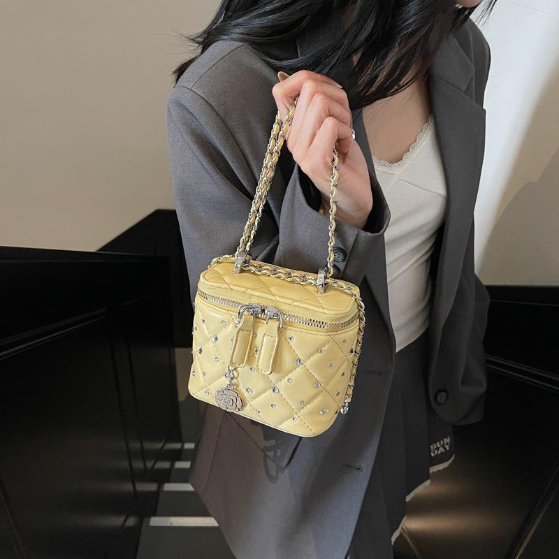 Fashion Xiaoxiangfeng Rhombus Chain Bag Women s 2025 New Box Small Square Bag Premium Versatile Messenger Bag 14*8*12 жовтий
Fashion Xiaoxiangfeng Rhombus Chain Bag Women s 2025 New Box Small Square Bag Premium Versatile Messenger Bag 14*8*12 жовтий