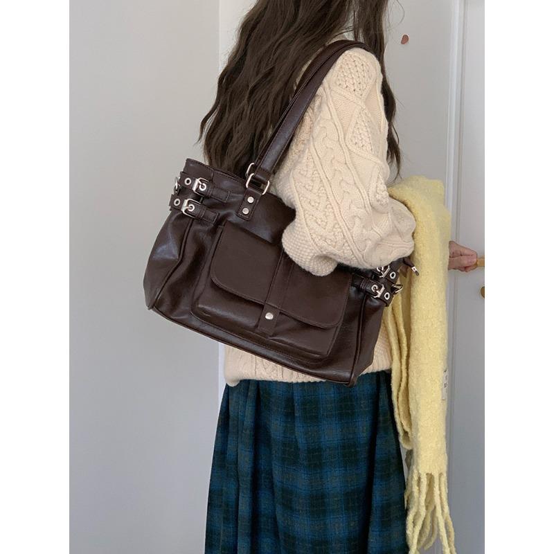 Retro brown versatile large-capacity commuter tote bag autumn and winter new college style shoulder messenger bag коричневий
Retro brown versatile large-capacity commuter tote bag autumn and winter new college style shoulder messenger bag коричневий