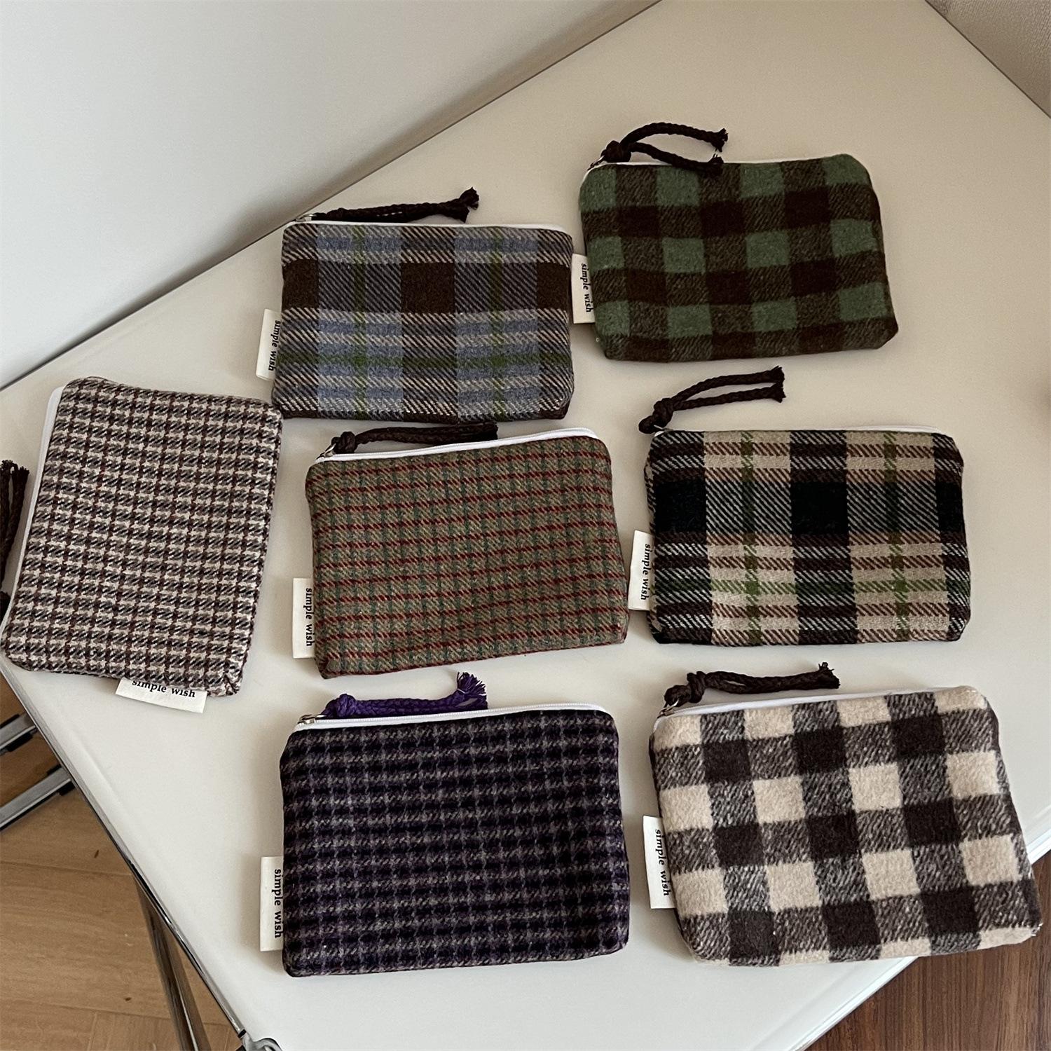 New Women Makeup Mini Bag Portable Coin Purse Small Pouch Handbag Retro Plaid Female Lipstick Cosmetic Storage Zipper Bag
New Women Makeup Mini Bag Portable Coin Purse Small Pouch Handbag Retro Plaid Female Lipstick Cosmetic Storage Zipper Bag