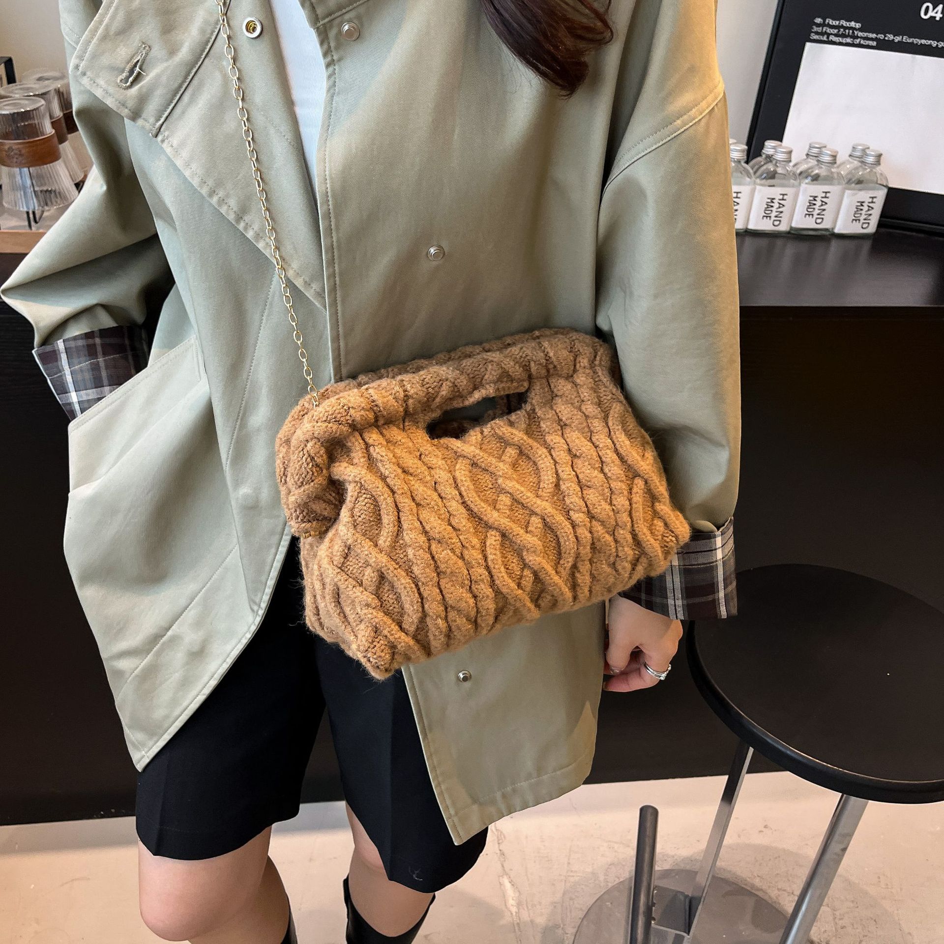 Women Crochet Crossbody Bag Winter Knitted Textured Casual Shoulder Handle Bag Futuristic Yet Versatile Design Chain Strap Bag коричневий
Women Crochet Crossbody Bag Winter Knitted Textured Casual Shoulder Handle Bag Futuristic Yet Versatile Design Chain Strap Bag коричневий