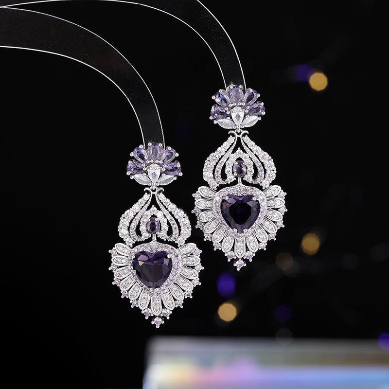 Women s Light Luxury Design Elegant Inlaid Zircon Water Droplet Long Earrings Fashionable And Versatile Niche Design Earrings
Women s Light Luxury Design Elegant Inlaid Zircon Water Droplet Long Earrings Fashionable And Versatile Niche Design Earrings