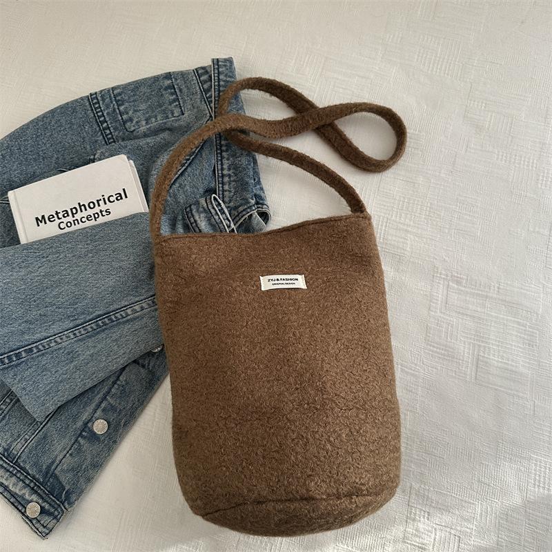 Корейская маленькая свежая ретро сумка-ведро 2025 зима новая личность тренд нишевый дизайн плечевая сумка-мессенджер
Корейская маленькая свежая ретро сумка-ведро 2025 зима новая личность тренд нишевый дизайн плечевая сумка-мессенджер
