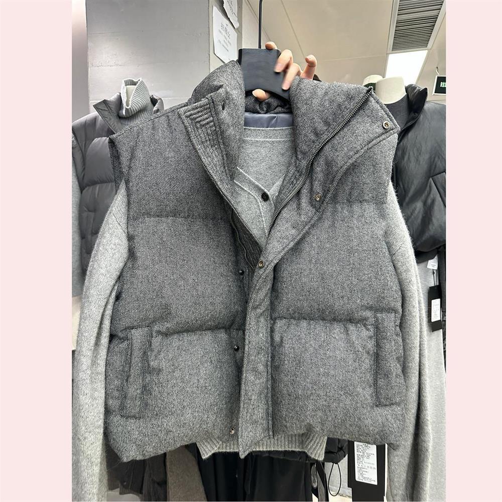 Korean-Style Women s Short Winter Warm Down Cotton Vest with Stand-Up Collar and Sleeveless Design M (recommended 80-100 jin) світло-сірий колір
Korean-Style Women s Short Winter Warm Down Cotton Vest with Stand-Up Collar and Sleeveless Design M (recommended 80-100 jin) світло-сірий колір