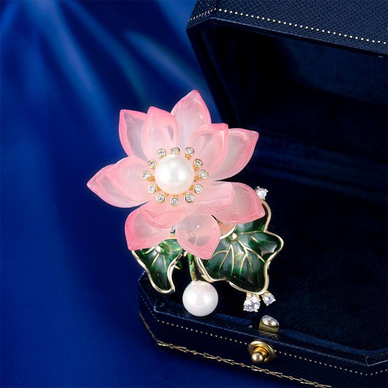 New Chinese style pearl flower corsage enamel color lotus fixed coat pin rich flower classical brooch women розовый
New Chinese style pearl flower corsage enamel color lotus fixed coat pin rich flower classical brooch women розовый