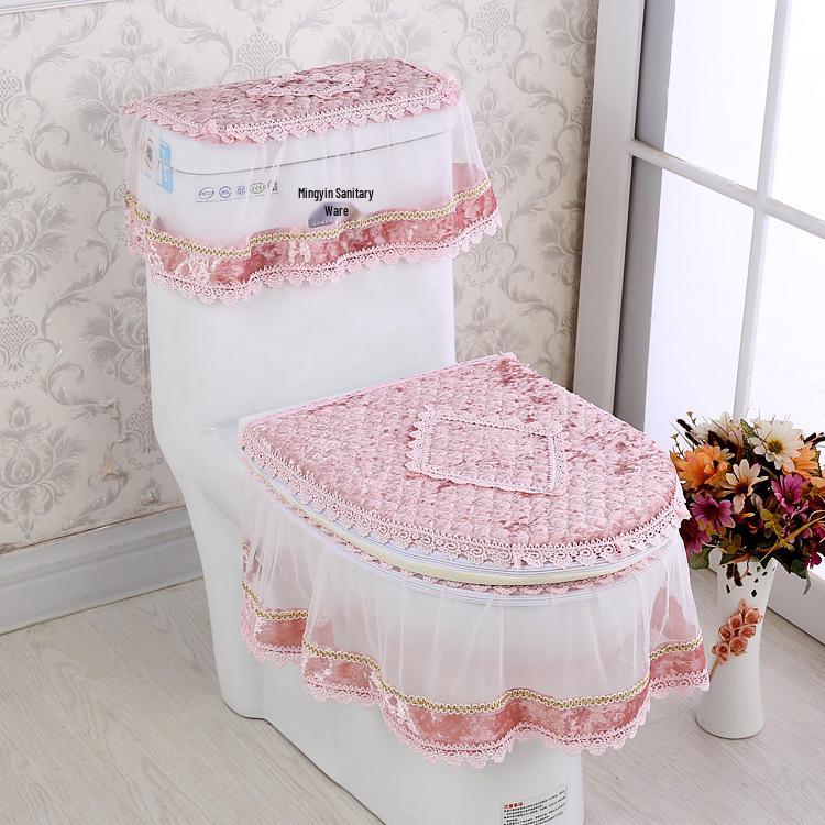 Комплект чехлов на сиденье унитаза из золотого бархатного кружева в корейском стиле: 3 предмета с ковриком для туалета и пылезащитным чехлом. Three-Piece Set
Комплект чехлов на сиденье унитаза из золотого бархатного кружева в корейском стиле: 3 предмета с ковриком для туалета и пылезащитным чехлом. Three-Piece Set