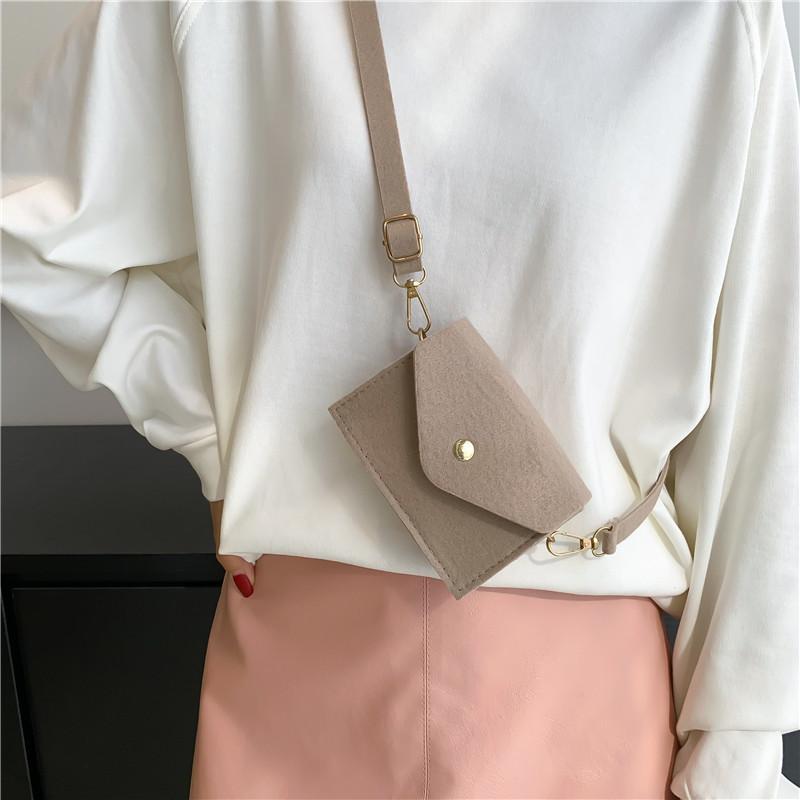 Felt bag 2025 new trendy autumn contrasting color messenger bag simple and fashionable shoulder bag small square bag чорний
Felt bag 2025 new trendy autumn contrasting color messenger bag simple and fashionable shoulder bag small square bag чорний