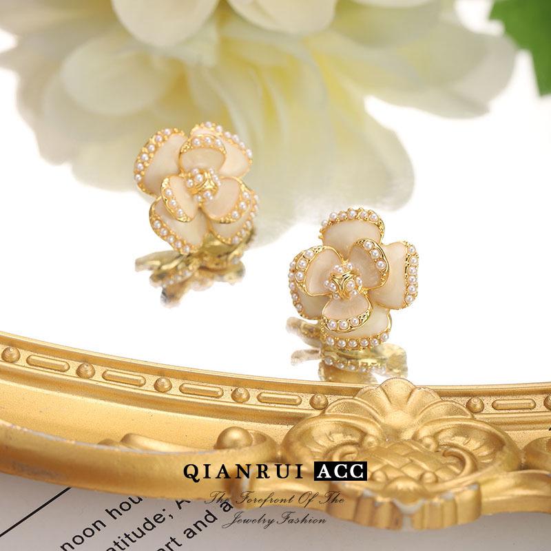 Camellia Flower Stud Earrings - French Retro Hepburn Style, Luxurious and Elegant Design
Camellia Flower Stud Earrings - French Retro Hepburn Style, Luxurious and Elegant Design