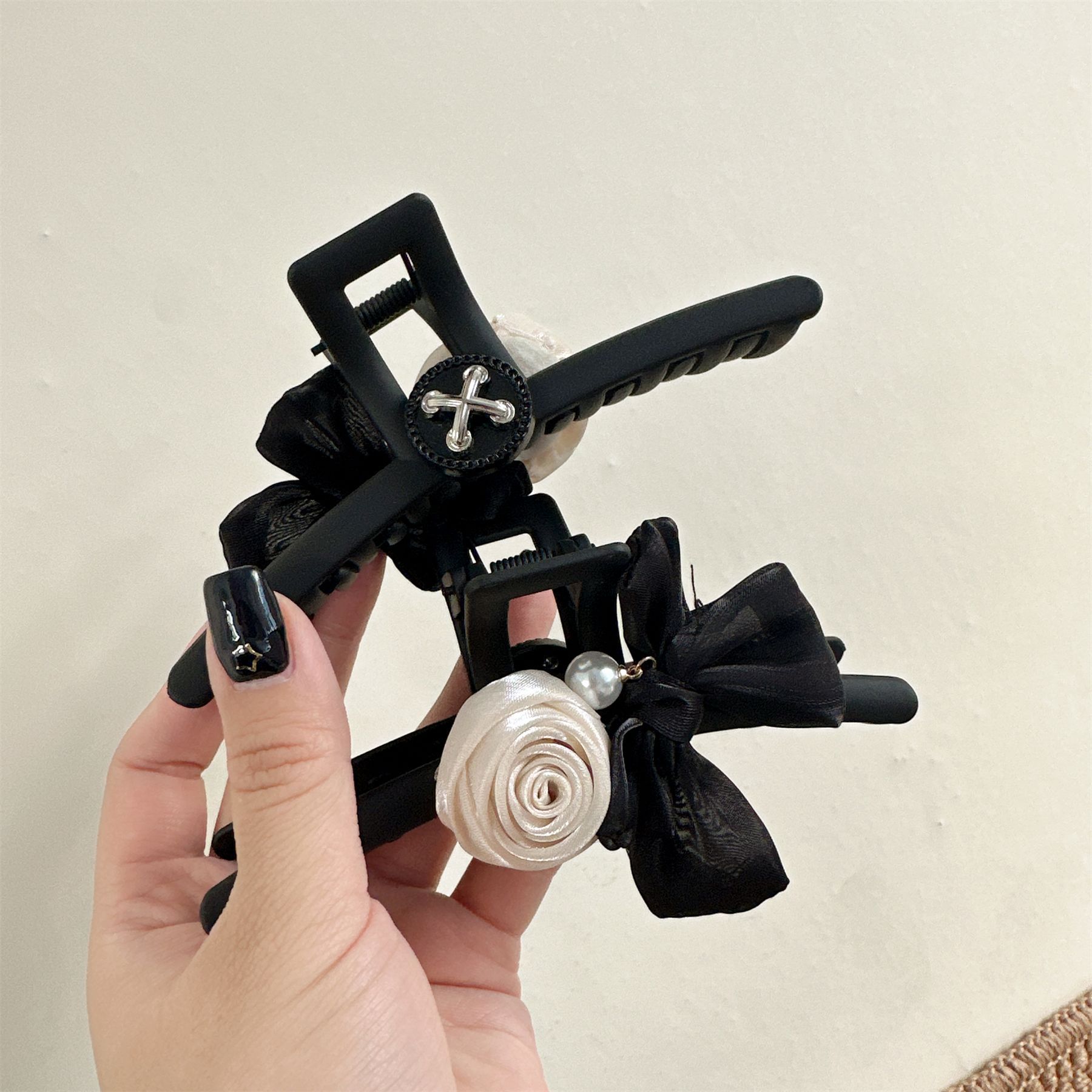 1pc elegant camellia bow imitation pearl hair clip, high-end, temperament chic style hair grip, Korean style fabric hair claw
1pc elegant camellia bow imitation pearl hair clip, high-end, temperament chic style hair grip, Korean style fabric hair claw