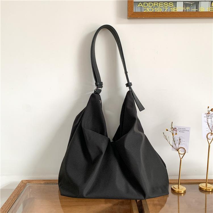 Commuter wind tote bag female logo nylon leisure bag niche creative design large capacity shoulder bag чорний
Commuter wind tote bag female logo nylon leisure bag niche creative design large capacity shoulder bag чорний
