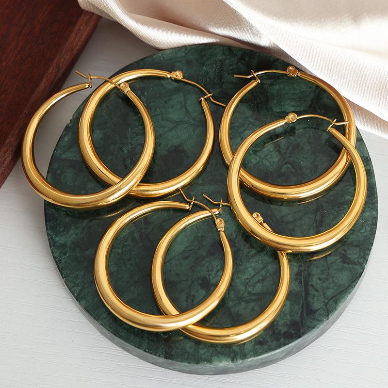 Hong Kong Retro 18K Gold Hoop Earrings - Titanium Steel, Versatile & Stylish Design.
Hong Kong Retro 18K Gold Hoop Earrings - Titanium Steel, Versatile & Stylish Design.