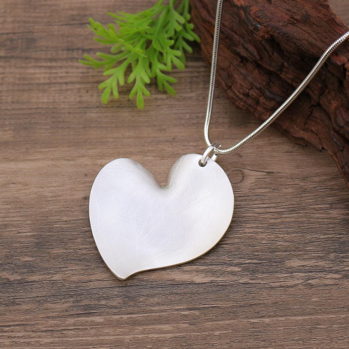 Новое матовое колье-цепочка «змеиная кость» с любовным мотивом, женская преувеличенная длинная цепочка для свитера в форме матового сердца
Новое матовое колье-цепочка «змеиная кость» с любовным мотивом, женская преувеличенная длинная цепочка для свитера в форме матового сердца