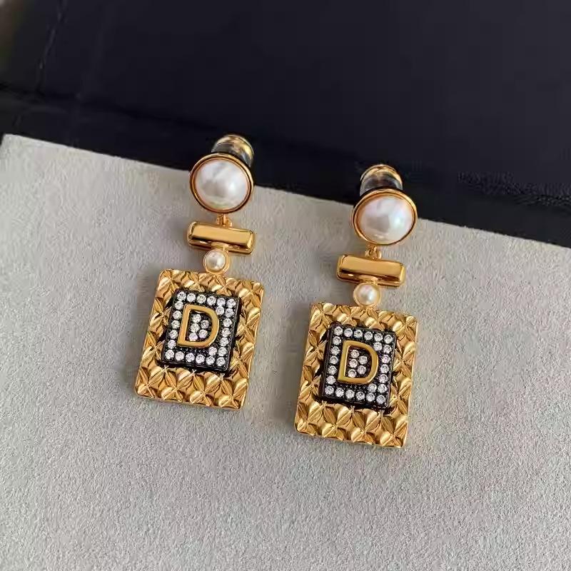 Square D letter pearl stud earrings retro design earrings light luxury fashion trend temperament earrings
Square D letter pearl stud earrings retro design earrings light luxury fashion trend temperament earrings