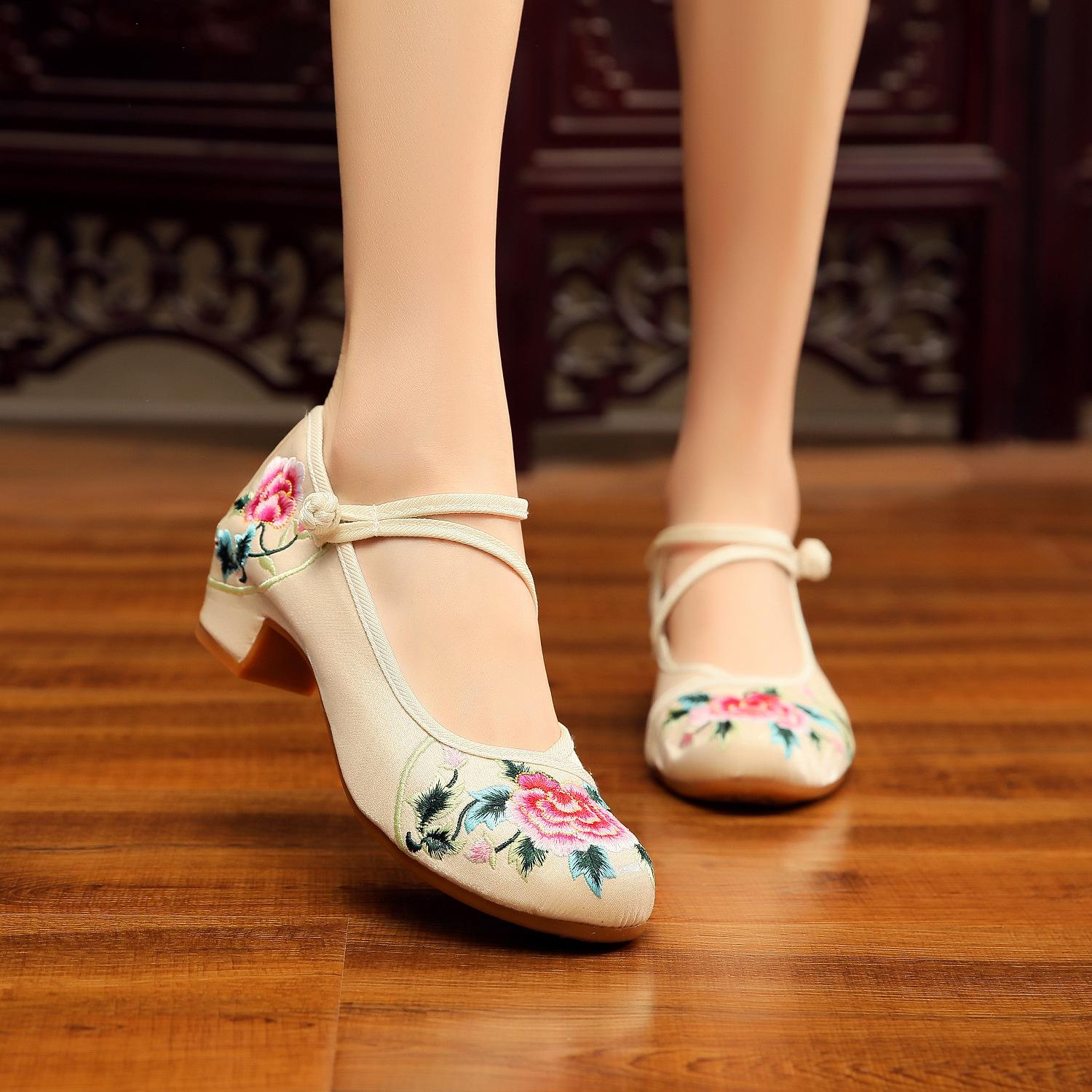 New summer embroidered cloth shoes, ethnic style beef tendon soles, inner height-increasing square dance, spring and autumn women s single shoes 33 червоний
New summer embroidered cloth shoes, ethnic style beef tendon soles, inner height-increasing square dance, spring and autumn women s single shoes 33 червоний