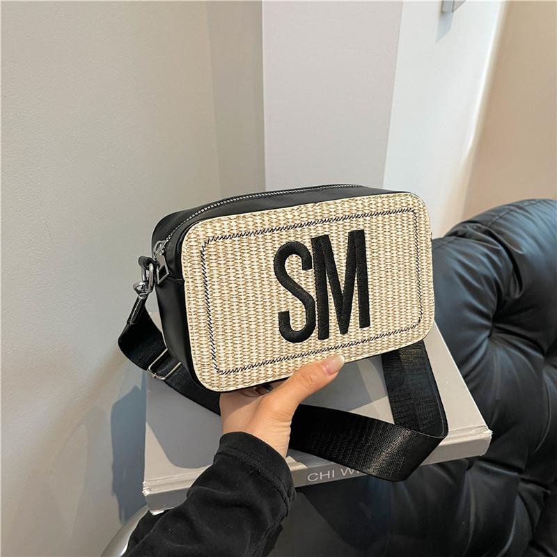 Personalized Fashion Trend 2025 Straw Casual Versatile Niche Letter Small Square Bag Wide Shoulder Strap Popular Shoulder Crossbody Bag чорний
Personalized Fashion Trend 2025 Straw Casual Versatile Niche Letter Small Square Bag Wide Shoulder Strap Popular Shoulder Crossbody Bag чорний