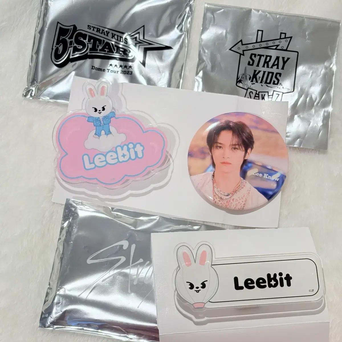 Набор Leeknow, оптовая продажа Straykids Japan Popup Store Fanmeeting Skzoo Rivet Nameplate Can Badge
Набор Leeknow, оптовая продажа Straykids Japan Popup Store Fanmeeting Skzoo Rivet Nameplate Can Badge