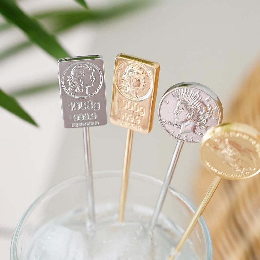 Винтажная серебряная монета Серебряный слиток Нержавеющий стальной мадлер Палочка для кофе
Винтажная серебряная монета Серебряный слиток Нержавеющий стальной мадлер Палочка для кофе