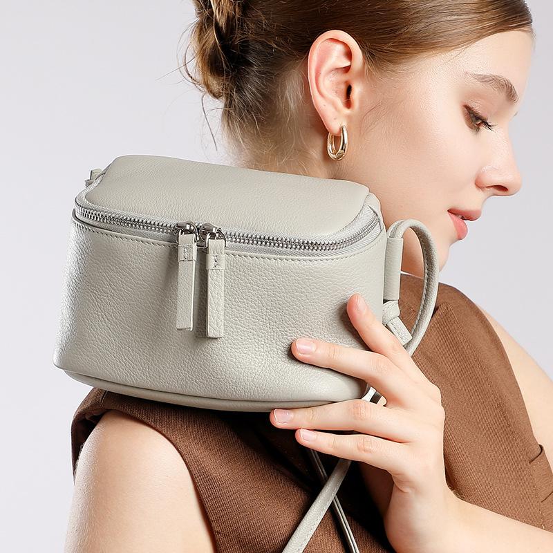 Genuine Leather Women s Bag, Crossbody Bag, Box Bag, Simple and Soft Cowhide Shoulder Phone Bag, Korean Version Commuting Small Square Bag
Genuine Leather Women s Bag, Crossbody Bag, Box Bag, Simple and Soft Cowhide Shoulder Phone Bag, Korean Version Commuting Small Square Bag