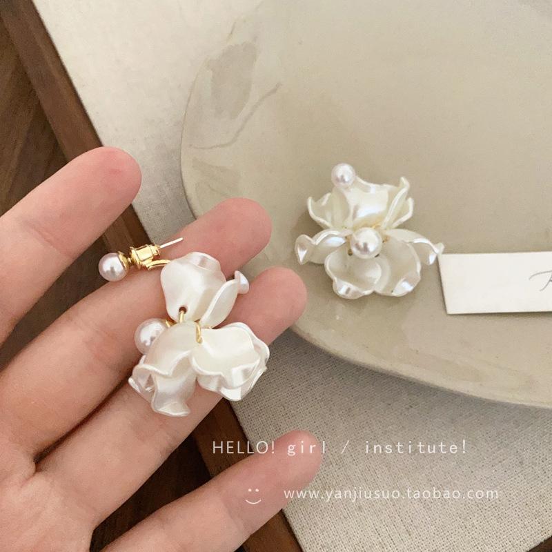 Pearl flower fringed earrings women s French elegant stud earrings light luxury high-end earrings
Pearl flower fringed earrings women s French elegant stud earrings light luxury high-end earrings
