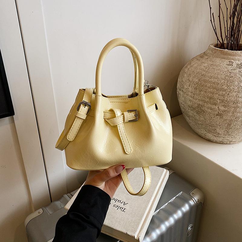 Модная сумка-ведро с плиссировкой, новинка 2025 года, портативная, модная, универсальная, на одно плечо, мессенджер, женская сумка 21*11*15
Модная сумка-ведро с плиссировкой, новинка 2025 года, портативная, модная, универсальная, на одно плечо, мессенджер, женская сумка 21*11*15