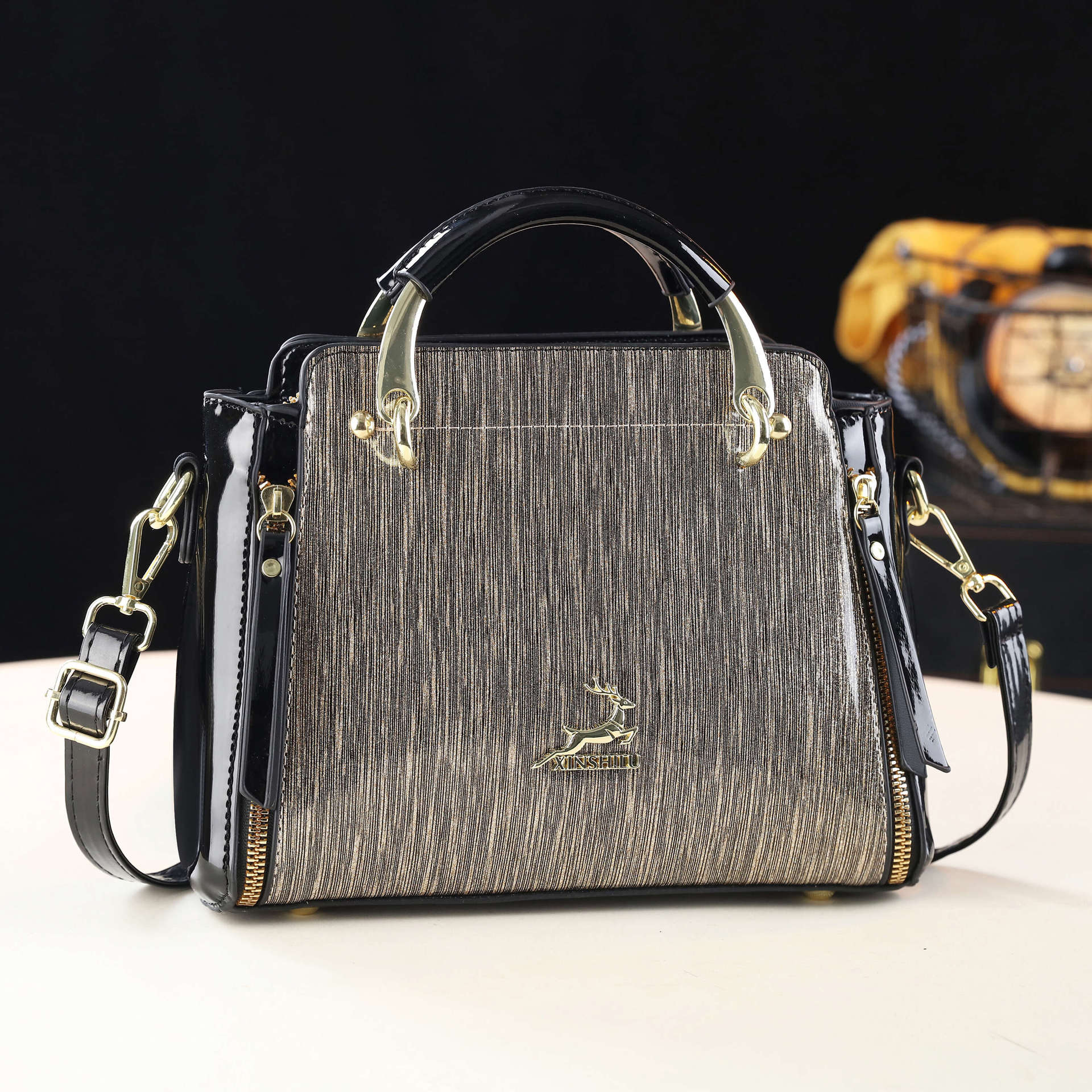 2026 New European and American Style Patent Leather Handbag Women s Fashionable Versatile Crossbody Bag
2026 New European and American Style Patent Leather Handbag Women s Fashionable Versatile Crossbody Bag