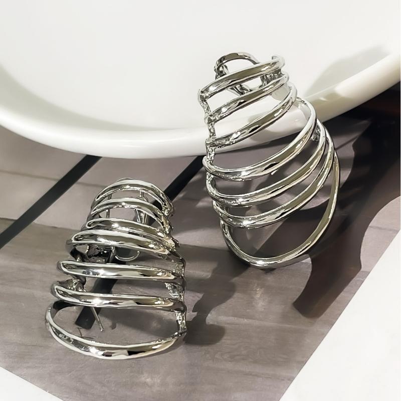 Преувеличенные металлические серьги-спирали в виде круга, богемные полые серьги-гвоздики для женщин, персонализированные аксессуары для ушей серебряный
Преувеличенные металлические серьги-спирали в виде круга, богемные полые серьги-гвоздики для женщин, персонализированные аксессуары для ушей серебряный