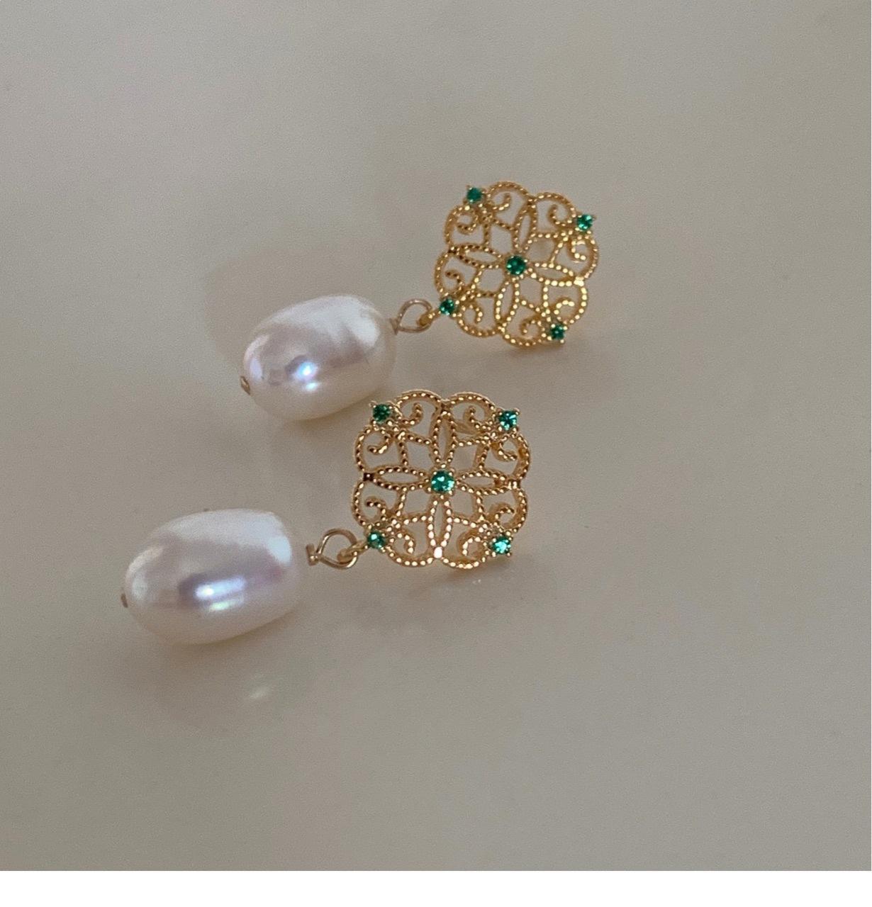 Vintage pattern emerald zircon 925 silver needle plated with 14k gold, natural pearl stud earrings temperament earrings earrings women Silver needle
Vintage pattern emerald zircon 925 silver needle plated with 14k gold, natural pearl stud earrings temperament earrings earrings women Silver needle