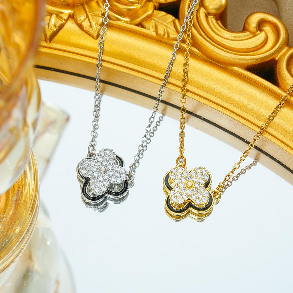 Titanium Steel Four-Leaf Clover Diamond Necklace - Rotating, European and American Style, Simple Versatile Clavicle Chain.
Titanium Steel Four-Leaf Clover Diamond Necklace - Rotating, European and American Style, Simple Versatile Clavicle Chain.