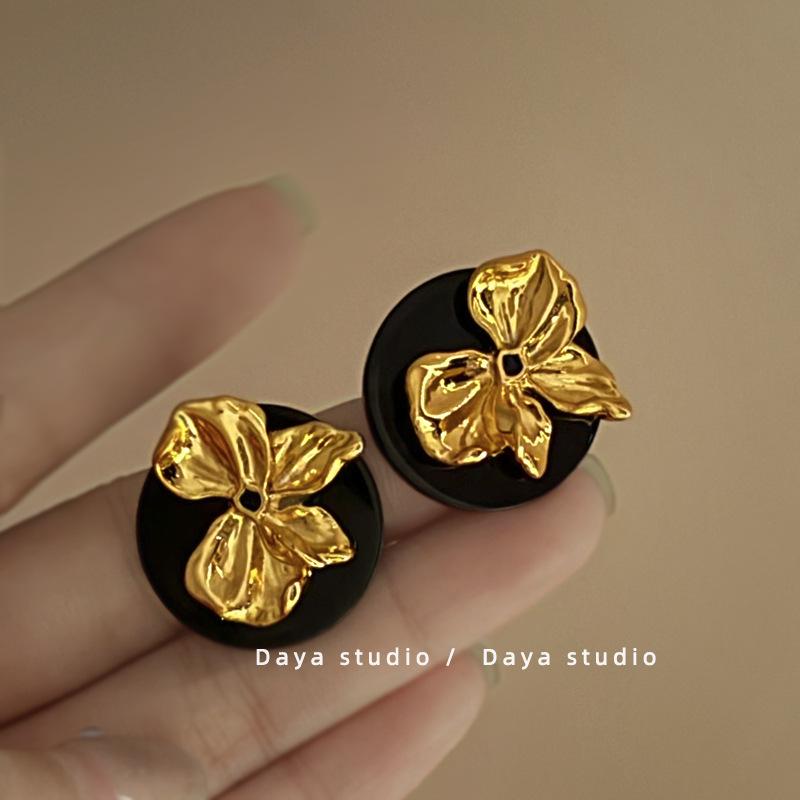 Серьги-бантики в стиле ретро из черного золота: Модный, роскошный, нишевый дизайн для женщин
Серьги-бантики в стиле ретро из черного золота: Модный, роскошный, нишевый дизайн для женщин