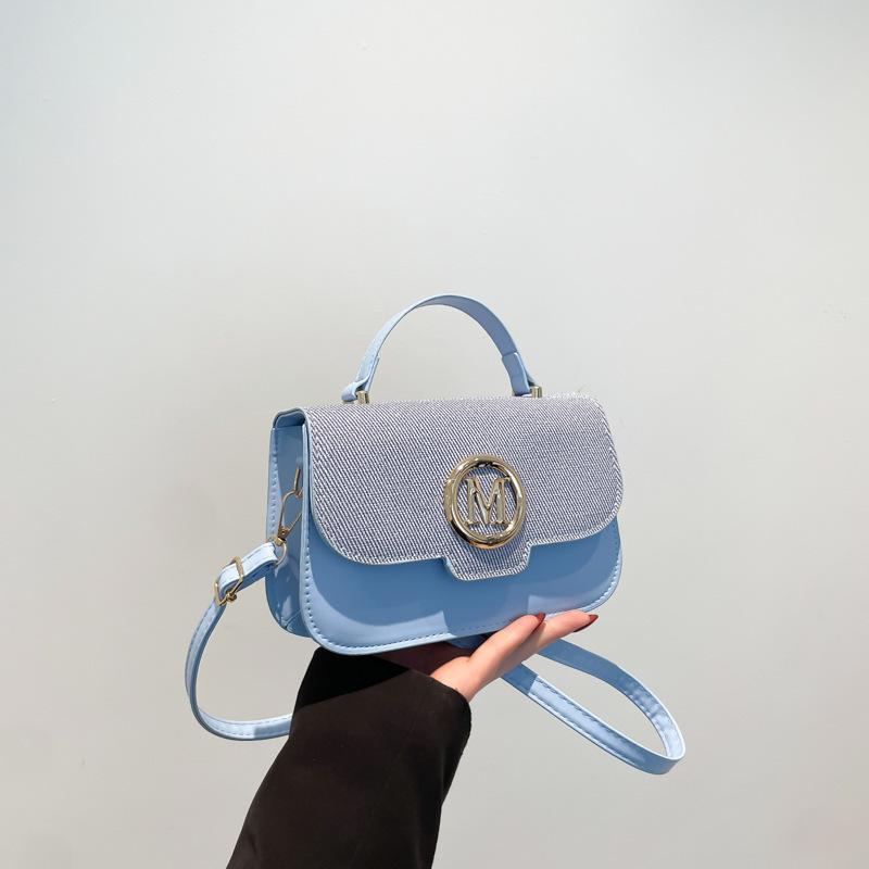 This year, the popular portable small square bag 2025 spring and summer new fashion retro foreign style letter shoulder messenger bag синий
This year, the popular portable small square bag 2025 spring and summer new fashion retro foreign style letter shoulder messenger bag синий