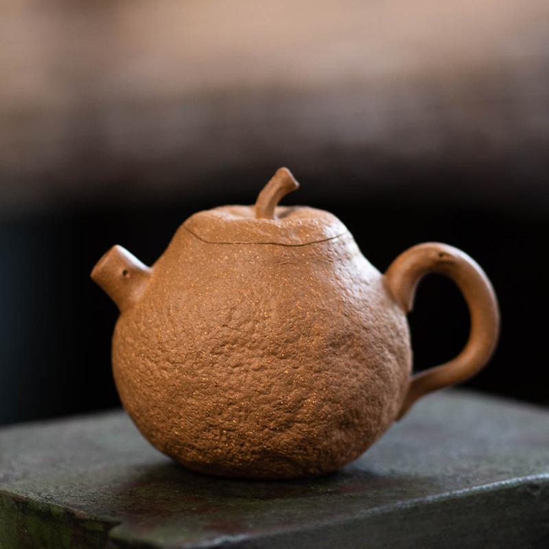 100ml Boutique Yixing Purple Clay Teapots Handmade tangerine Pot Raw Ore downhill Mud Tea Maker Kettle Zisha Tea Set Decoration
100ml Boutique Yixing Purple Clay Teapots Handmade tangerine Pot Raw Ore downhill Mud Tea Maker Kettle Zisha Tea Set Decoration