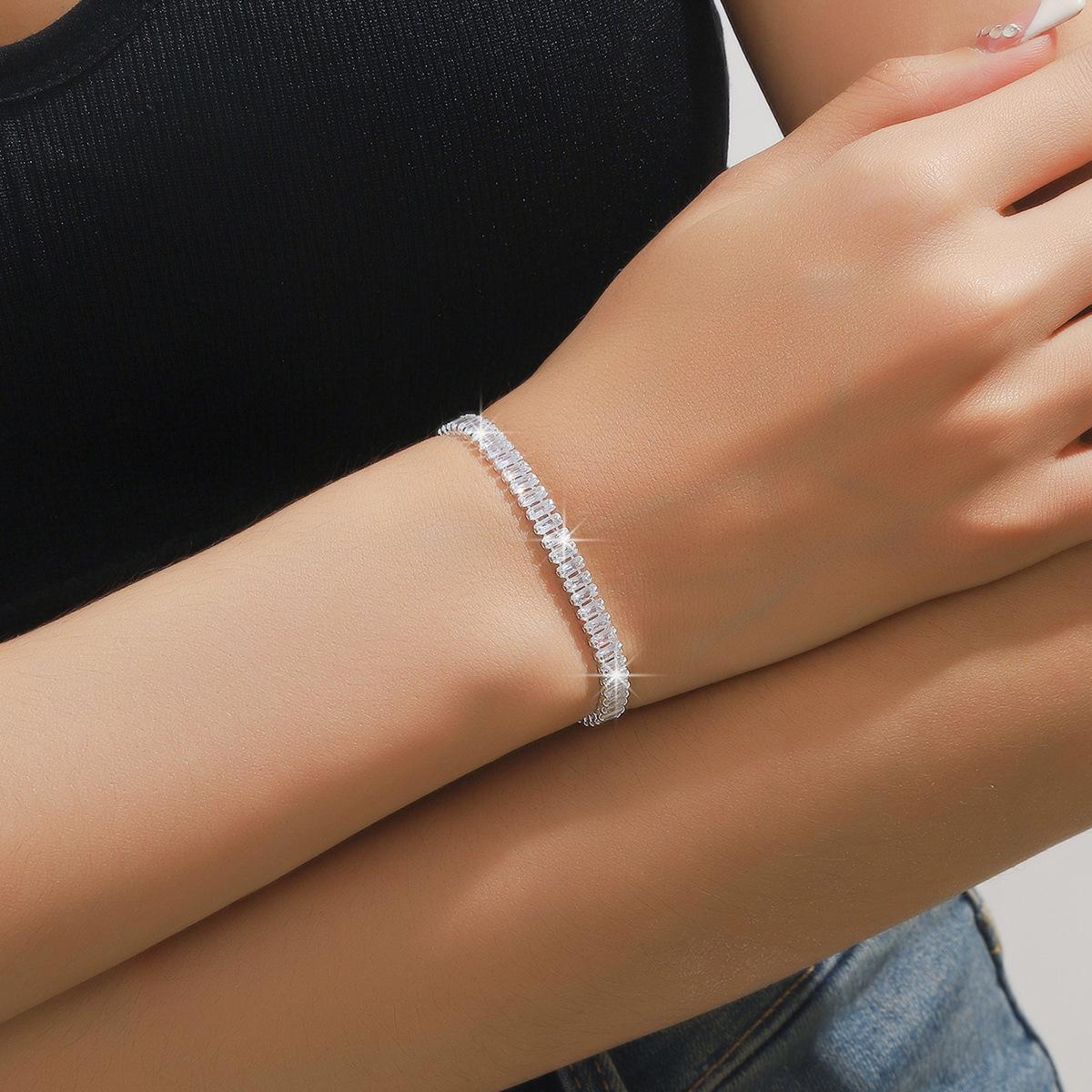 Роскошный набор ожерелья и серег с цирконами для свадеб и вечеров
Роскошный набор ожерелья и серег с цирконами для свадеб и вечеров