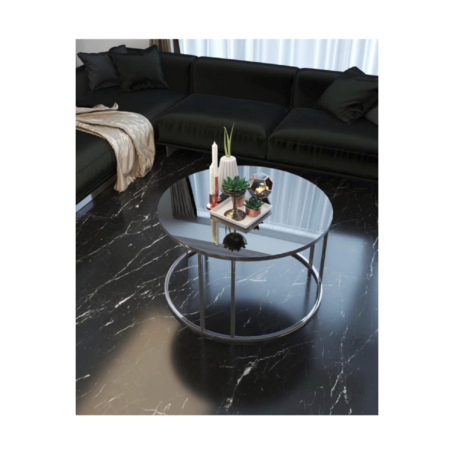 Серебряный металлический журнальный столик из закаленного черного стекла
Серебряный металлический журнальный столик из закаленного черного стекла