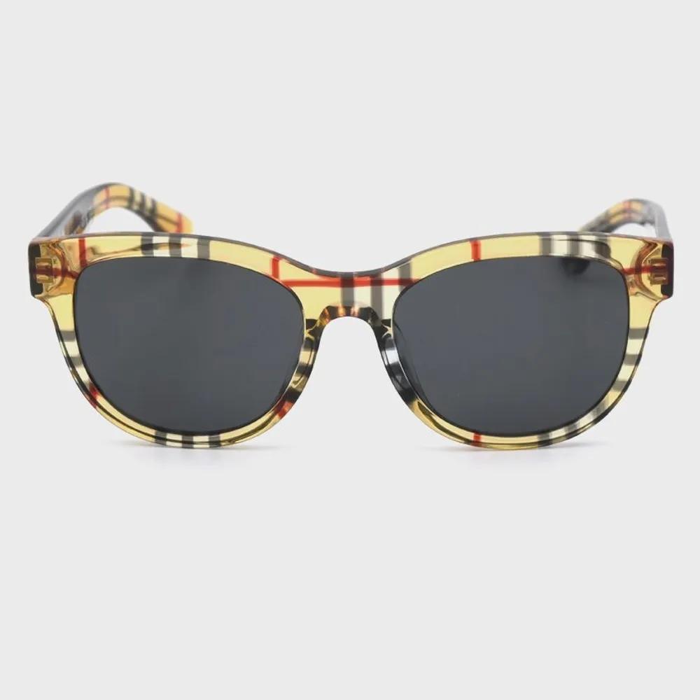 Burberry Sunglasses B4432-U 4122/87
Burberry Sunglasses B4432-U 4122/87