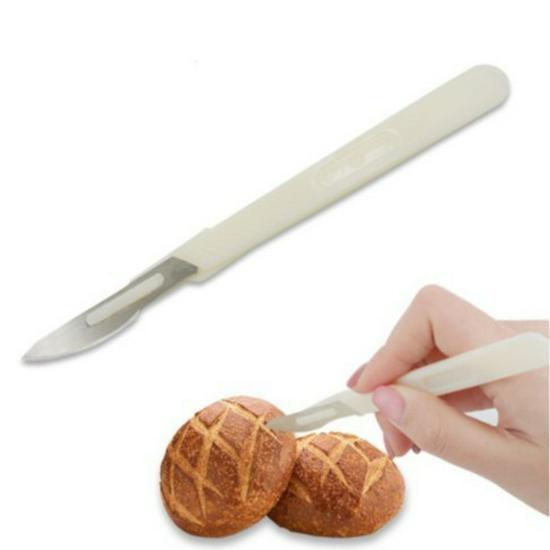 Европейский хлеборез: Нож из углеродистой стали для тостов, багетов и выпечки - пластиковый инструмент для формовки.
Европейский хлеборез: Нож из углеродистой стали для тостов, багетов и выпечки - пластиковый инструмент для формовки.