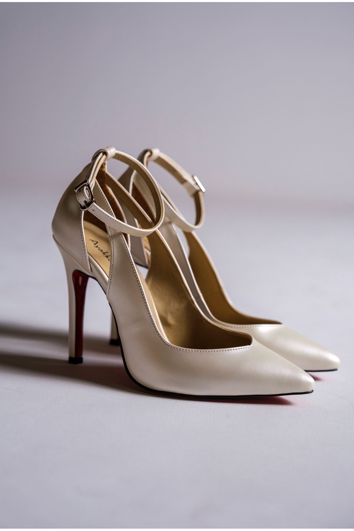 Женская мода невесты из лакированной кожи с жемчугом свадебное платье женские туфли на тонком каблуке туфли на шпильке 
Женская мода невесты из лакированной кожи с жемчугом свадебное платье женские туфли на тонком каблуке туфли на шпильке