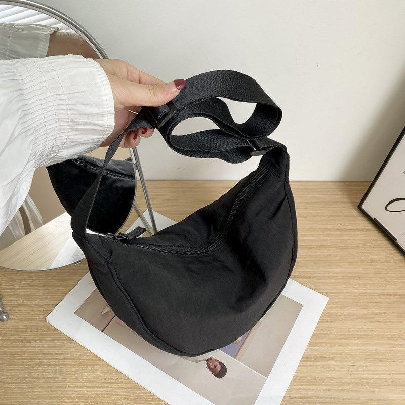 Niche casual men s and women s nylon dumpling bag student shoulder bag versatile fashion new trendy leisure bag
Niche casual men s and women s nylon dumpling bag student shoulder bag versatile fashion new trendy leisure bag