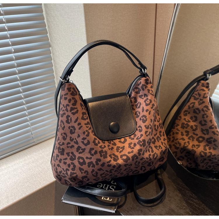 Leisure commuter tote bag women s large capacity 2024 new autumn and winter versatile multi-functional shoulder backpack
Leisure commuter tote bag women s large capacity 2024 new autumn and winter versatile multi-functional shoulder backpack