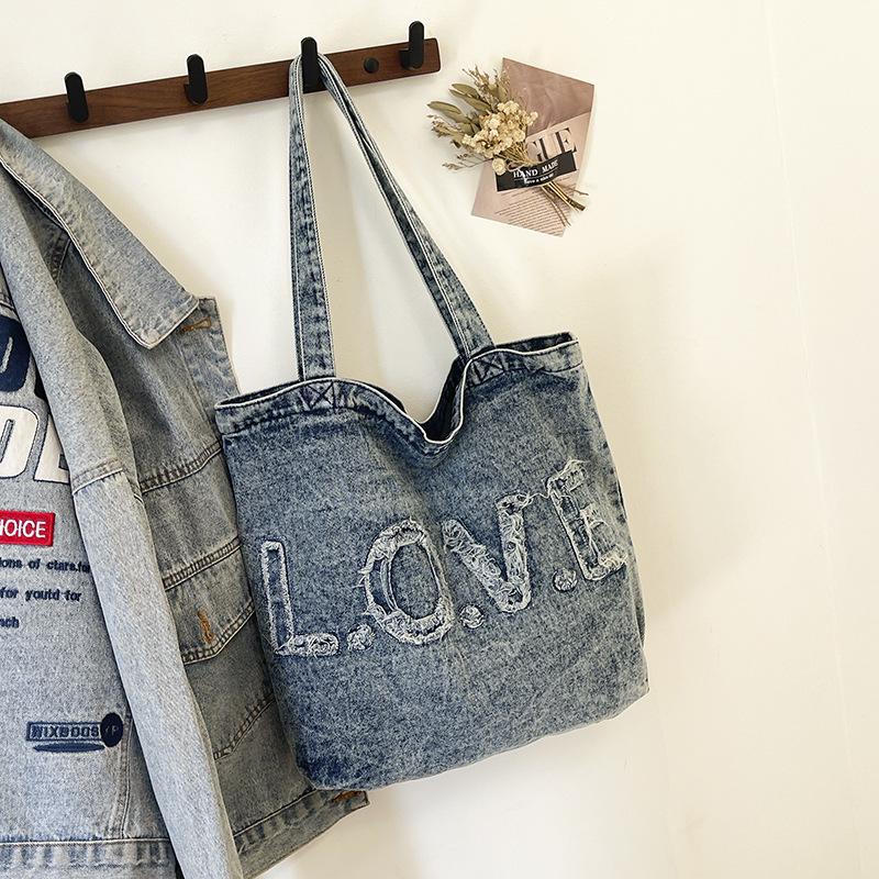 2026 New Women s Frayed Edge Washed Denim Tote Bag with Letter Design джинсовий синього кольору
2026 New Women s Frayed Edge Washed Denim Tote Bag with Letter Design джинсовий синього кольору