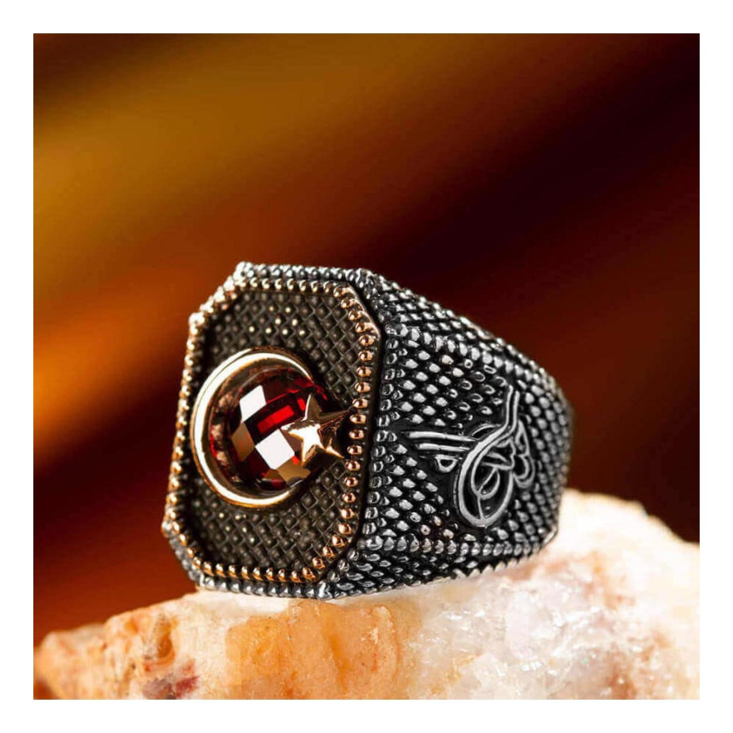 Серебряное мужское кольцо Tugra с фигурным полумесяцем и звездой
Серебряное мужское кольцо Tugra с фигурным полумесяцем и звездой