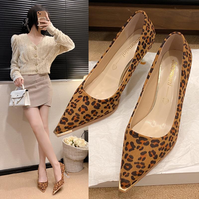 Temperament French retro single shoes light mouth shoes spring and autumn pointed shoes suede women s shoes black versatile commuter high heels 34
Temperament French retro single shoes light mouth shoes spring and autumn pointed shoes suede women s shoes black versatile commuter high heels 34