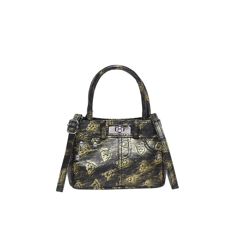Popular explosion, personalized dark, punk locomotive style, portable small square bag, printed texture, sweet and cool messenger women s bag
Popular explosion, personalized dark, punk locomotive style, portable small square bag, printed texture, sweet and cool messenger women s bag